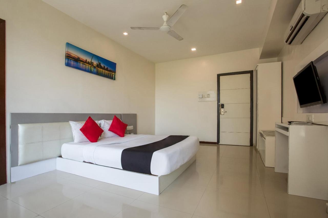 Capital O 35557 Aura 3* Mumbai